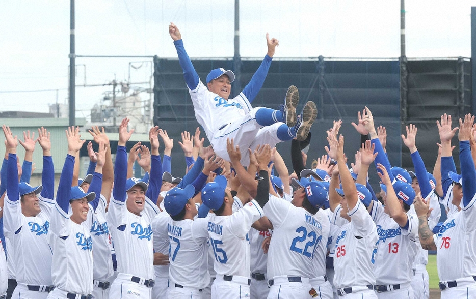 gnomotoke's tweet photo. ウエスタンL最終戦で「勝ったチームがV」の「9・28決戦」で中日が優勝　落合監督が胴上げで3度舞う（スポニチアネックス）-Yahoo!ニュース https://t.co/E7J3R4ZFql

「勝ったチームが優勝」の試合を接戦でものにし、14年ぶり17度目のウエスタン・リーグ優勝を果たした。 https://t.co/X5txCfxcoW