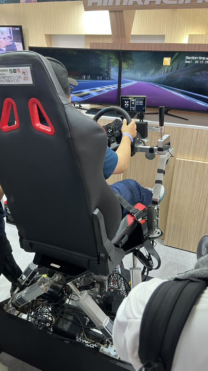 ikkey_j2's tweet photo. 約15年ぶりくらいに東京ゲームショウにやって来た

とにかくものすごい人の数でした

とりあえず個人的気になったドライビングシュミレーターを体験
動きが凄かった🚗³₃Σ(⊙ω⊙)

うちの会社のミゼットも展示してもらいました∑d(・ω<)
 #東京ゲームショウ2025 
 #達成電器 
 #原田商会 https://t.co/rZlJgTyZ4K