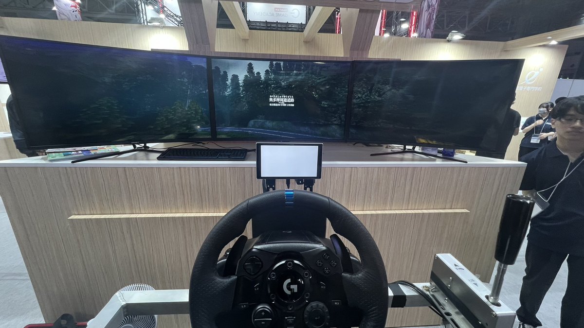 ikkey_j2's tweet photo. 約15年ぶりくらいに東京ゲームショウにやって来た

とにかくものすごい人の数でした

とりあえず個人的気になったドライビングシュミレーターを体験
動きが凄かった🚗³₃Σ(⊙ω⊙)

うちの会社のミゼットも展示してもらいました∑d(・ω<)
 #東京ゲームショウ2025 
 #達成電器 
 #原田商会 https://t.co/rZlJgTyZ4K