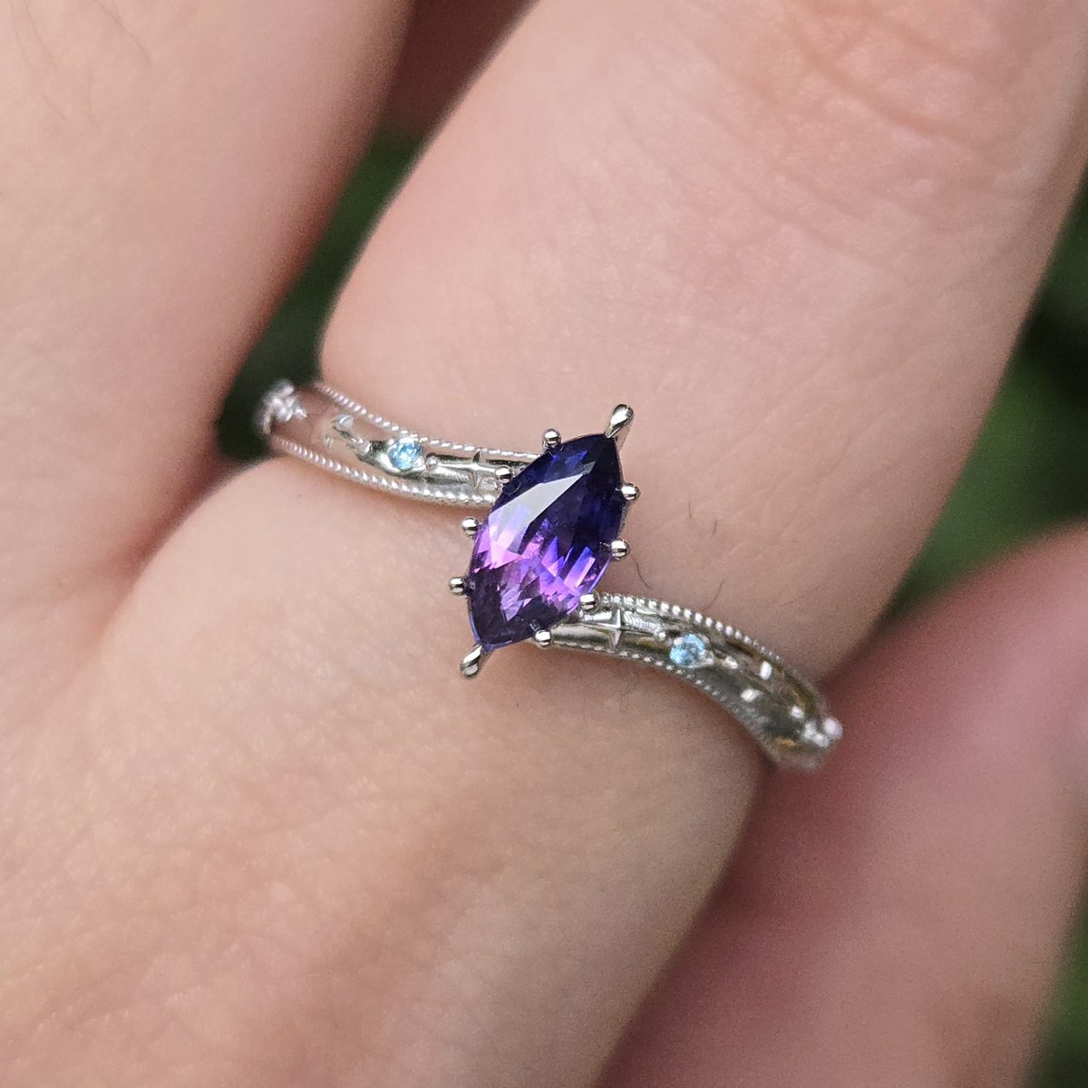 분명 같은 반지인데 착용 방향에 따라 약간의 무드 차이가 있다는 것이 또 바이컬러의 매력... 비록 사진으론 잘 안 잡히지만... 델피의 경우 파란 쪽을 손등 방향으로 끼면 청색이 올라오면서 새벽하늘 같고 반대로 보라 쪽이 손등을 향하게 끼면 색이 한층 진해지면서 밤바다 같은 매력이 있어요