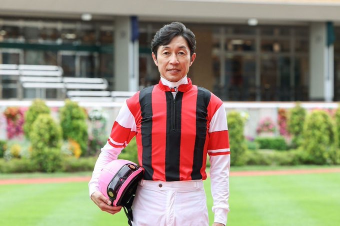 ウインっぽい勝負服にピンク帽、2着に武さん。ザ ・ロイヤルファミリー