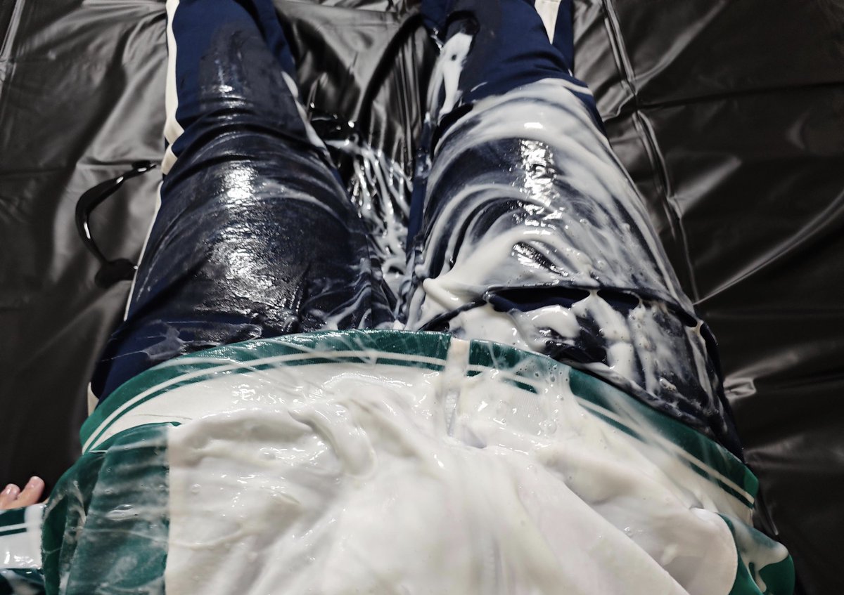 guess33733's tweet photo. 好想穿着校服被人爆射在校服上🔞 https://t.co/VXq9ykQwmi