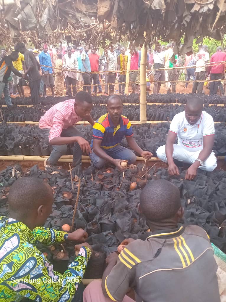 RutanaComm58105's tweet photo. En date du 27 Septembre 2025, l'Administrateur de la Commune #Rutana Gordien NTAKIRUTIMANA a participé dans les travaux communautaires sur la colline #Murama Zone #Bukemba https://t.co/t9cWSfbyIG