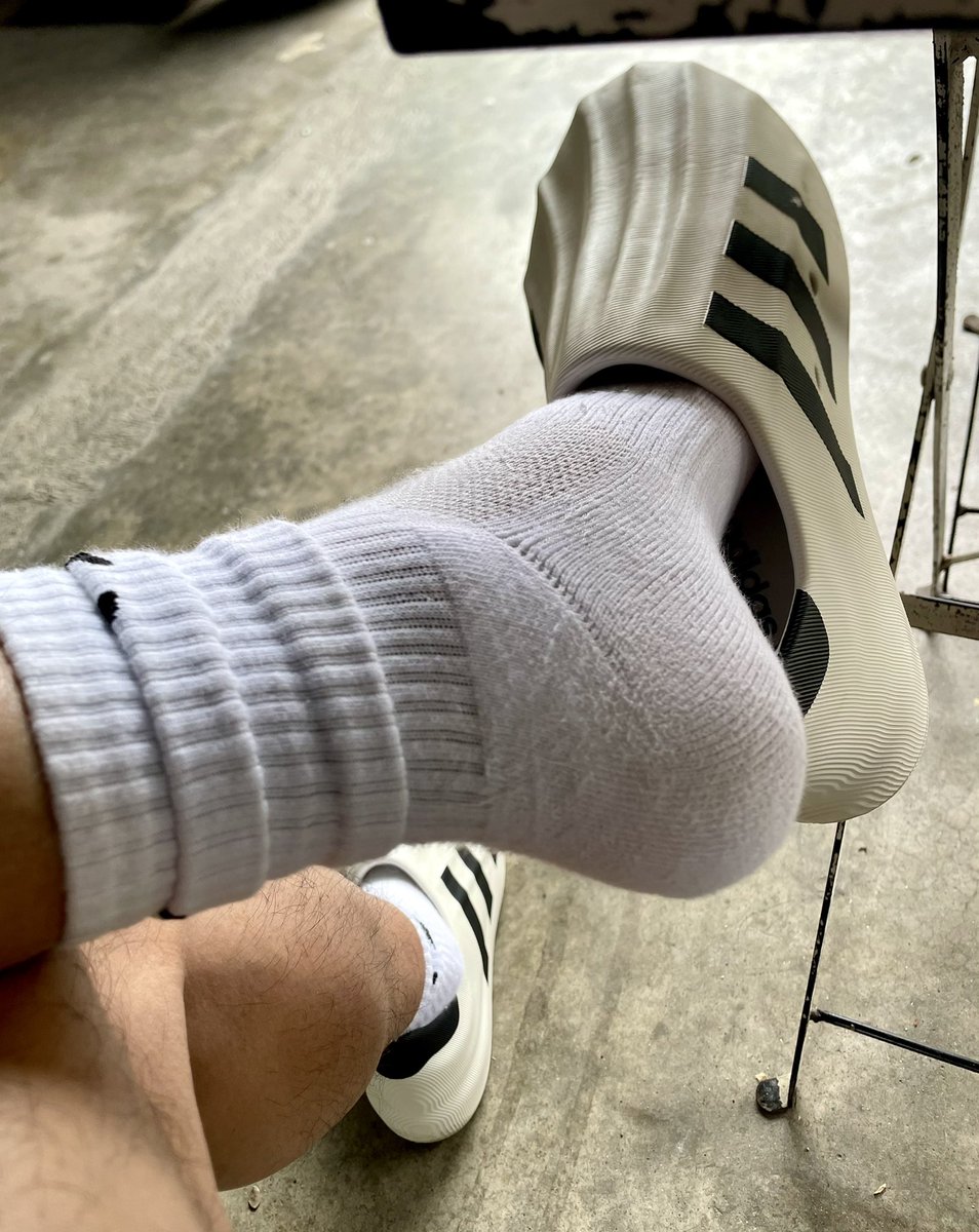 SocksStud's tweet photo. 🦶👣🧦👟👞🥾🍺🍺 https://t.co/hK9nUV4fcC