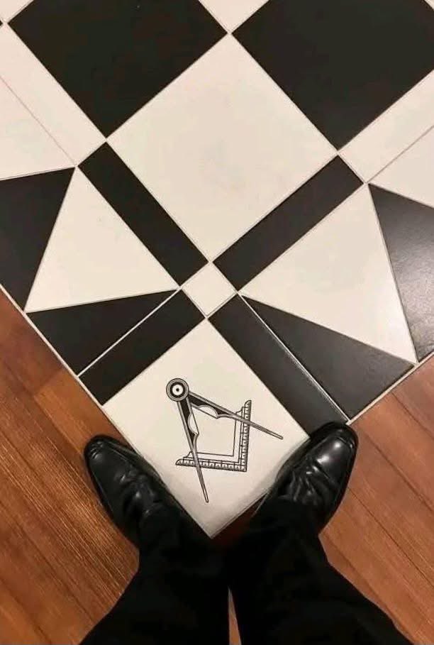 "Yo, por mi parte, hubiera deseado vivir todavía más en cada hora, en cada minuto, sin la nostalgia del pasado ni la ansiedad por el porvenir".

Pío Baroja