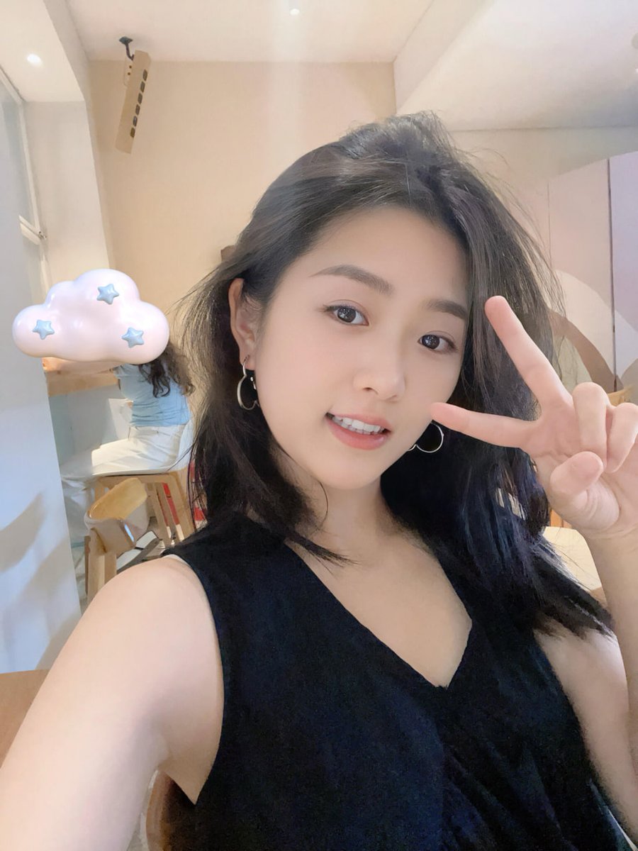 因为他太会撩了，说的话像糖，甜得不真实。他在旁边默默看着，笑得特别温柔。我就很脸红 https://t.co/4Ga4NJju6b
