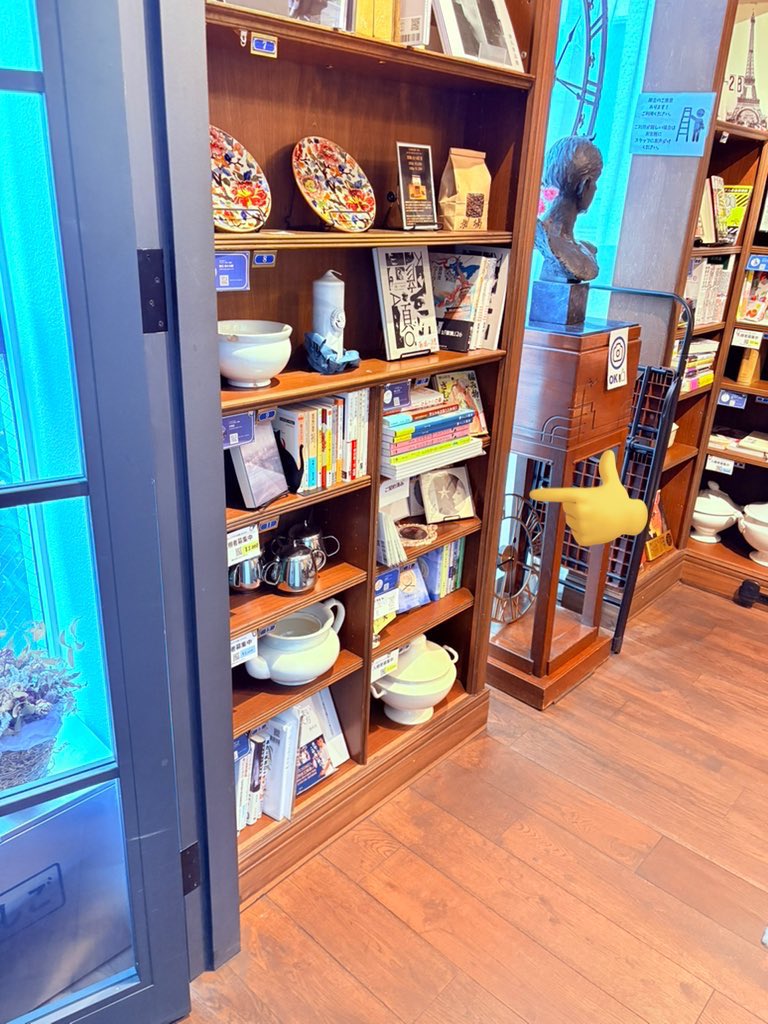 ◆ お知らせ ◆
神保町のPASSAGE bis!でジャッカロープ舎という名義の本屋さんを始めました📚✨
入ってすぐ左にあるアングル大通り 12番地が棚の住所です
小さな棚ですがカフェ併設の素敵な店舗なので是非お越しくださいませ☕️

オンラインショップも開設しました
00m.in/GKqby