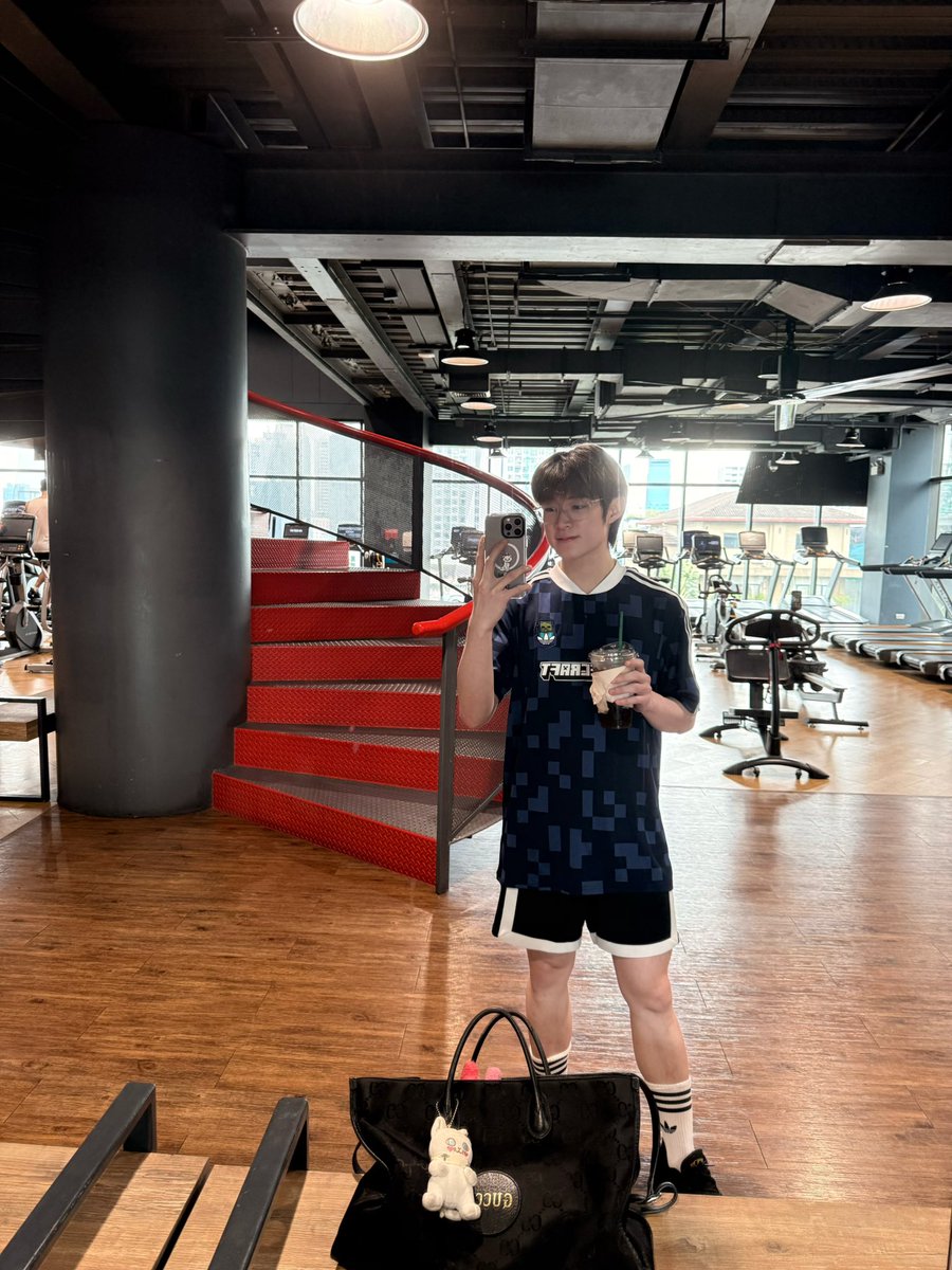 คิดถึงทุกคนนะค้าบ กำลังทำไรกันอยู่น้า วันนี้ผมมายิมอยากเป็นแมวที่แข็งแรงคั้บ 🐱💪🏻 #natasitt