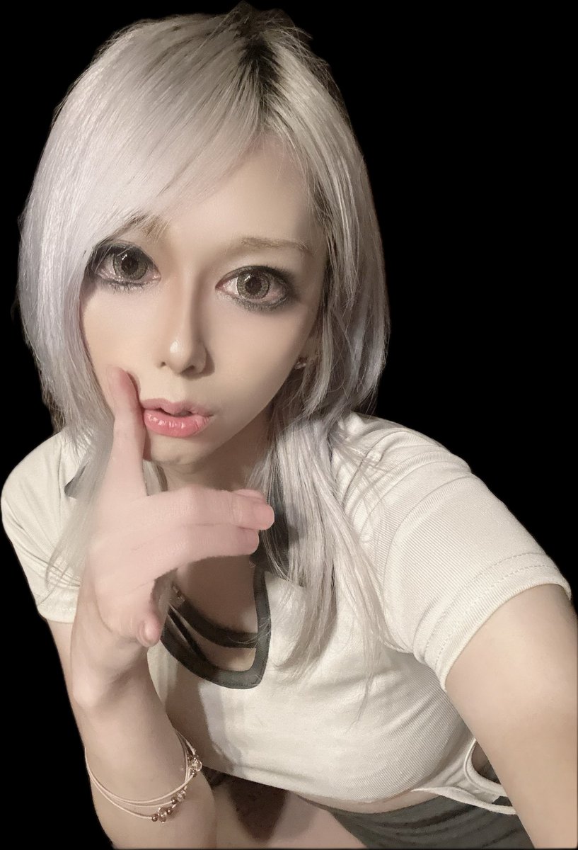 ギャルメイクを何年ぶりかにしたが、やり方忘れて時間かかった！笑

そしてガッツリメイクしたのに写真にしたら全然わからんな！🫠

ビゴの為だけにギャルメイクした！笑笑

なんか好評だったので、またやる！笑

多分明日？笑

#懐かしのギャル #ギャルメイク