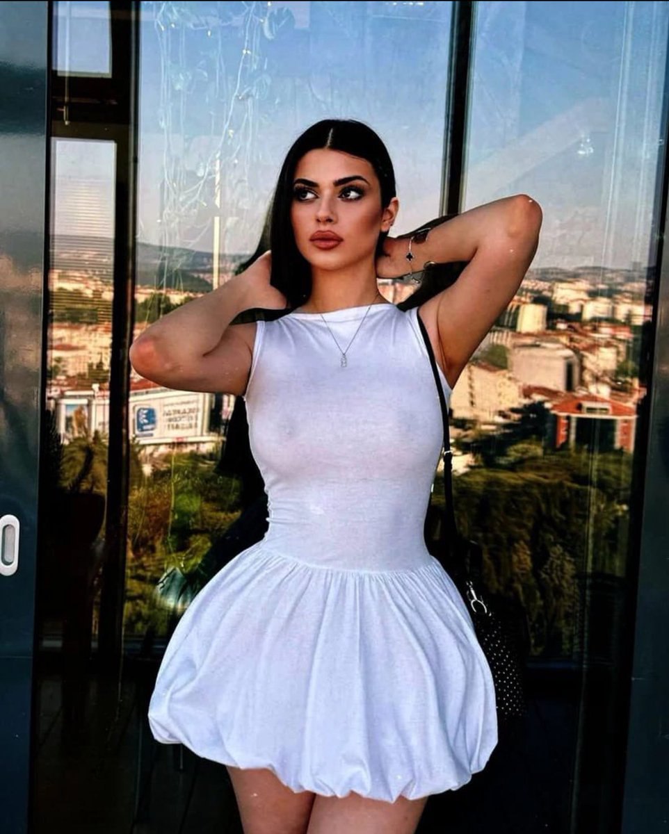 Derin Talu sütyensiz