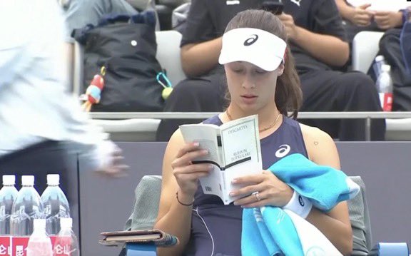 das ist wirklich peak performative reading während des seitenwechsels beim tennis (max. 3minuten) leidenschaften der seele von descartes zu lesen #ChinaOpen