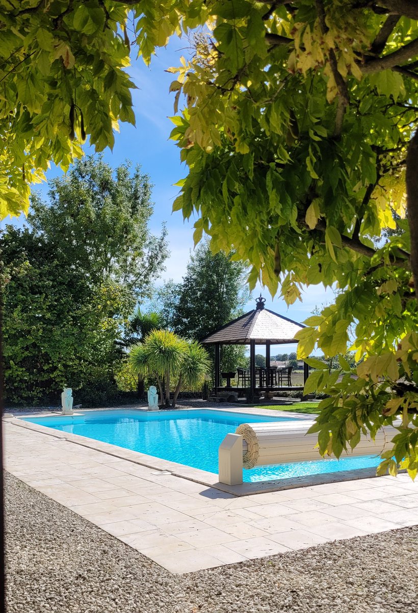 LeCourty's tweet image. At the pool yesterday...difficult to believe that October is just around the corner!

#septembersun #villawithpool #privatepool #holidayvilla #poitoucharentes #charentemaritime #holidayfrance #sawdaystravel