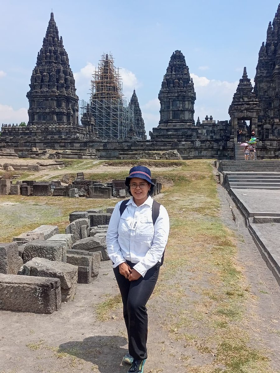 Setelah 2 tahun akhirnya naik candi lagi! Ya Allah panasnya! 😂🔆