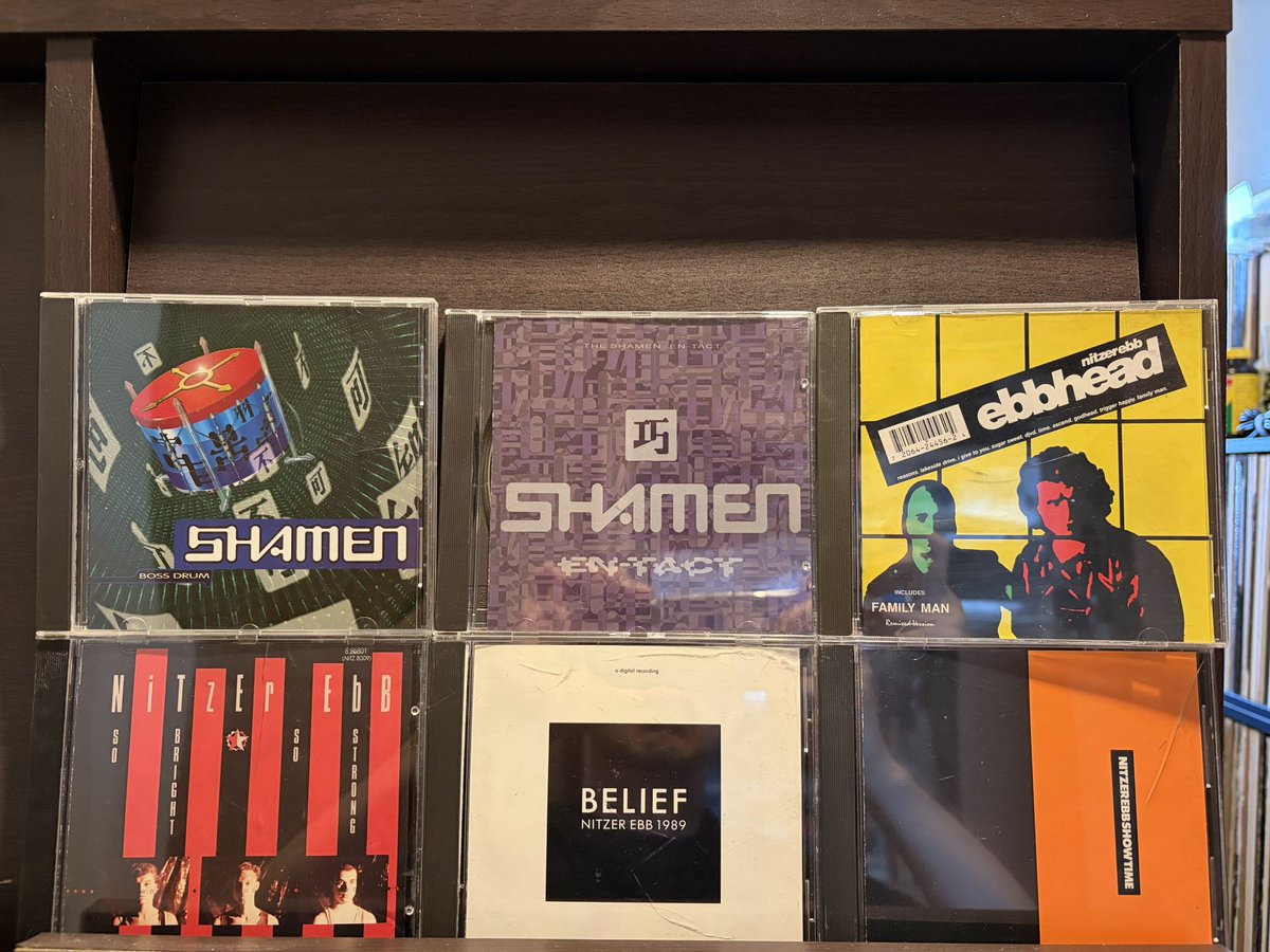 STROKEYT's tweet image. 昨夜は月１のラジオパーソナリティー担当の日でしたが、打ち合わせ中に来客が。いつも聴いてくださってるご近所在住リスナーさんで是非Takedaさんに有効活用してほしいとCD6枚寄贈していただきました。SHAMENとNitzer Ebb！ありがとうございました。

#奈良音楽
#FMヤマト