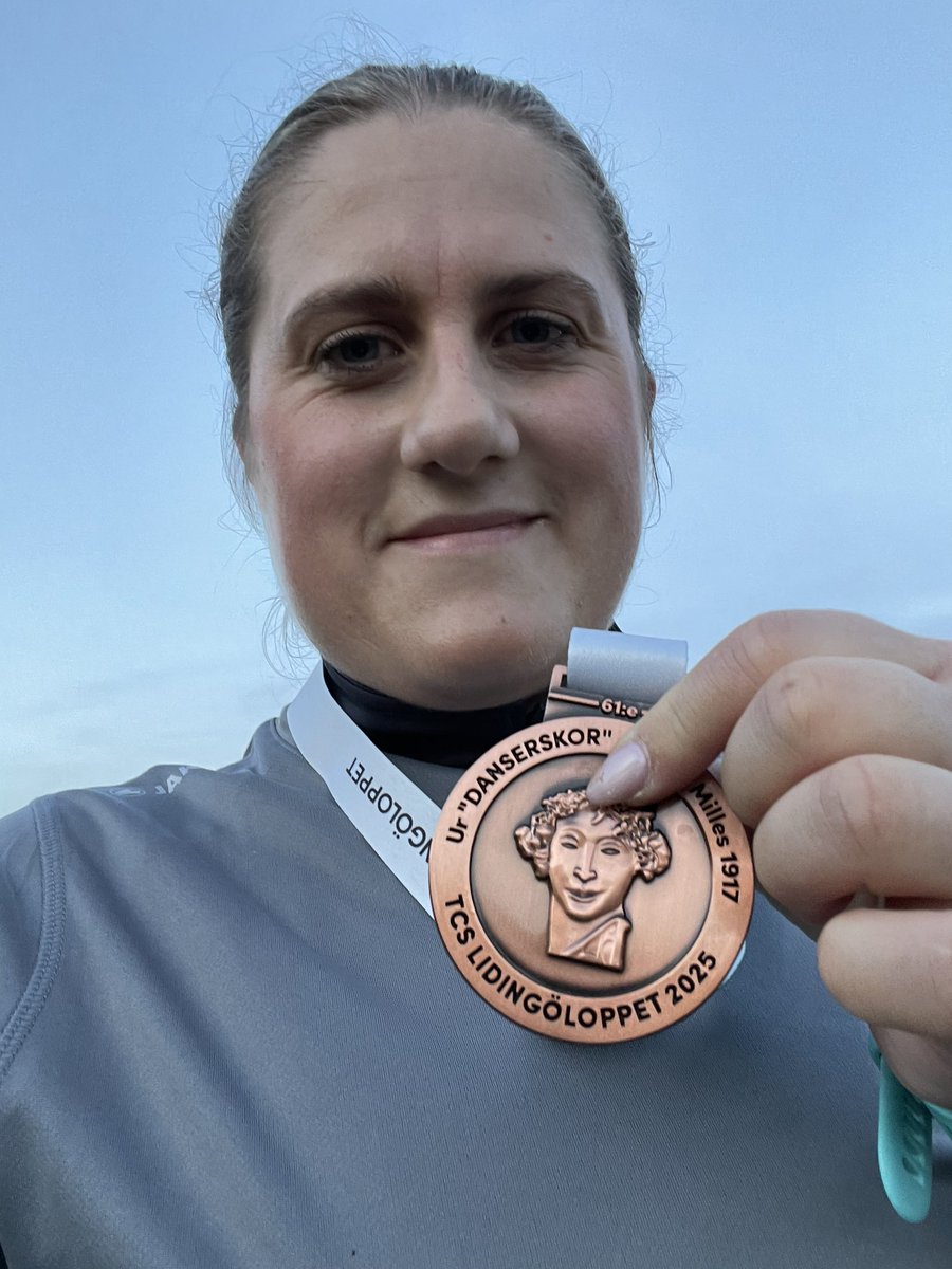 TheKallin's tweet photo. Lidingöloppet 2025 30km. Sprang/gick sista halvan av loppet med ett kraschat knä, måste älska min vilja och mitt pannben som bar mig till mål 🤩🏅 https://t.co/TFOJOMIOSx