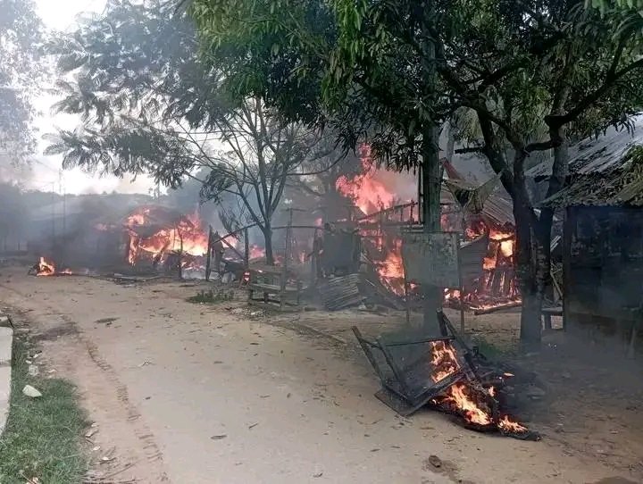 mitichakma34's tweet photo. The settler forces, along with the military, looted and set fire to the homes and shops of the Jumma students and people in Guimara, taking everything away.
#BangladeshIndigenous https://t.co/94XIcdAYEK