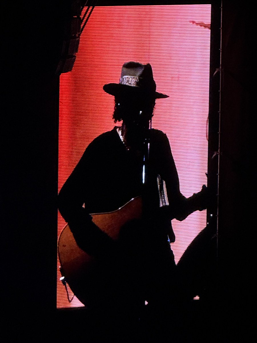 Menudo espectáculo nos tenía preparado <a href="/Leiva_Oficial/">Leiva Oficial</a> anoche en Córdoba, gracias por el esfuerzo, valió la pena la entrada y el viaje desde Jaén