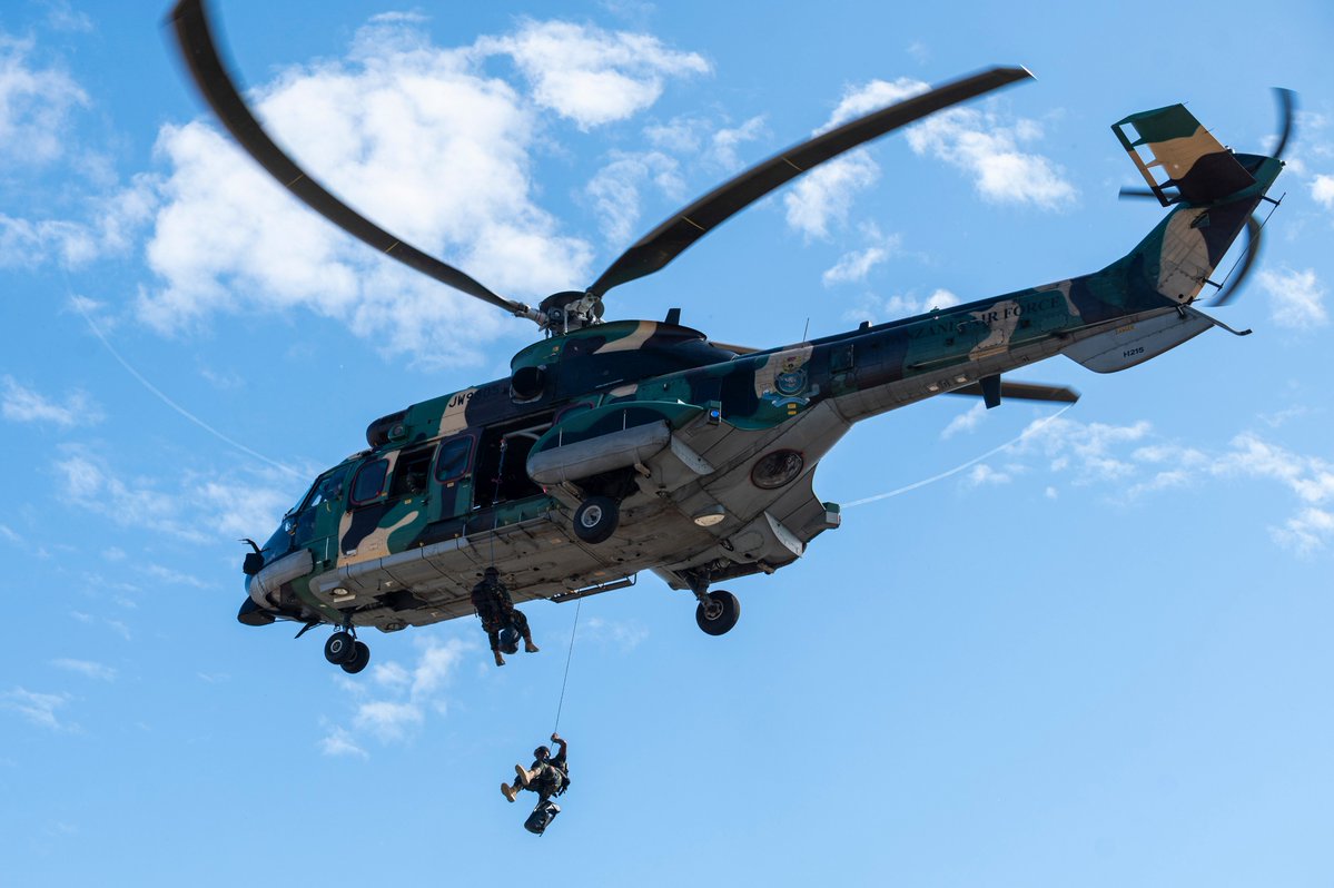 Roberto_yeager's tweet photo. Hoy en aeronaves exóticas... un #Eurocopter AS332 #SuperPuma (ahora denominado #Airbus H215) del Comando de la Fuerza Aérea de #Tanzania en un ejercicio con efectivos estadounidenses (#USAF photo by Staff Sgt. Amber Litteral) #AS332 #H215 https://t.co/G4FEmyQs07