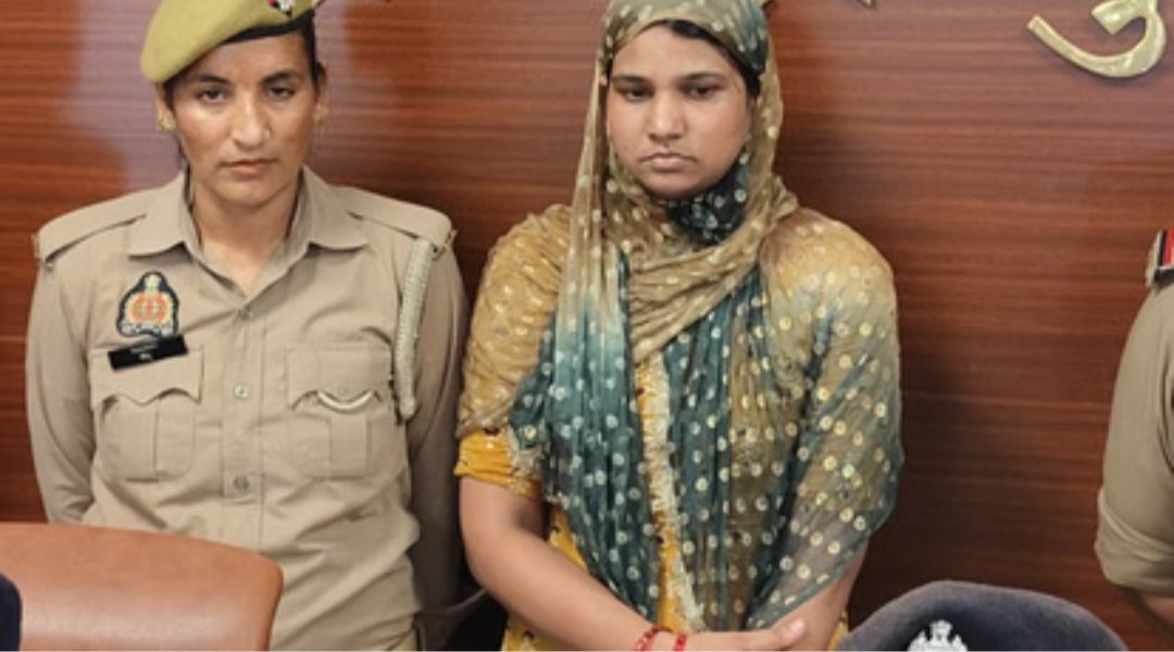 इस महिला का नाम जाह्नवी हैं, जो दो बच्चों की मां हैं, आप इसके कारनामे सुनकर सर पीट लेंगे !

इसका एक सेना के जवान से प्रेम प्रसंग था , लेकिन उस युवक से इसका ब्रेकअप हो गया और उस युवक की कही और शादी तय हो गई !

इसने बदला लेने के लिए डॉक्टर अर्चना नाम से फेसबुक ID बनाई , फिर निशू