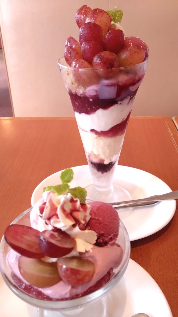 ru_mi_co's tweet photo. クイーンルージュめっちゃ甘くて最高においしかった！！🍇💜
デニーズさんの季節限定のパフェはいつもどれも本当においしい！

#クイーンルージュのザ・サンデー 
#クイーンルージュのパルフェ https://t.co/a5Dvx0i2xu