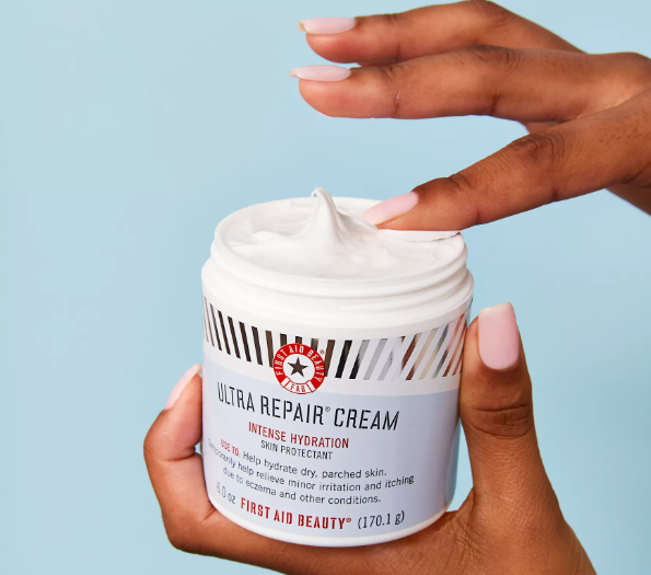 4J45_do's tweet photo. 💧 Quench dry, sensitive skin with First Aid Beauty Ultra Repair Cream!
Packed with soothing colloidal oatmeal, nourishing shea butter &amp; barrier-loving stearic acid. 🧴
Hydration + comfort in one jar.
#SkincareCommunity #SensitiveSkin #Hydration https://t.co/5mOh8LapFI