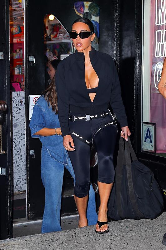 KUWTKWorld's tweet image. 📸 Kim Kardashian takes on NYFW

kardashianworld.net/gallery/index.…