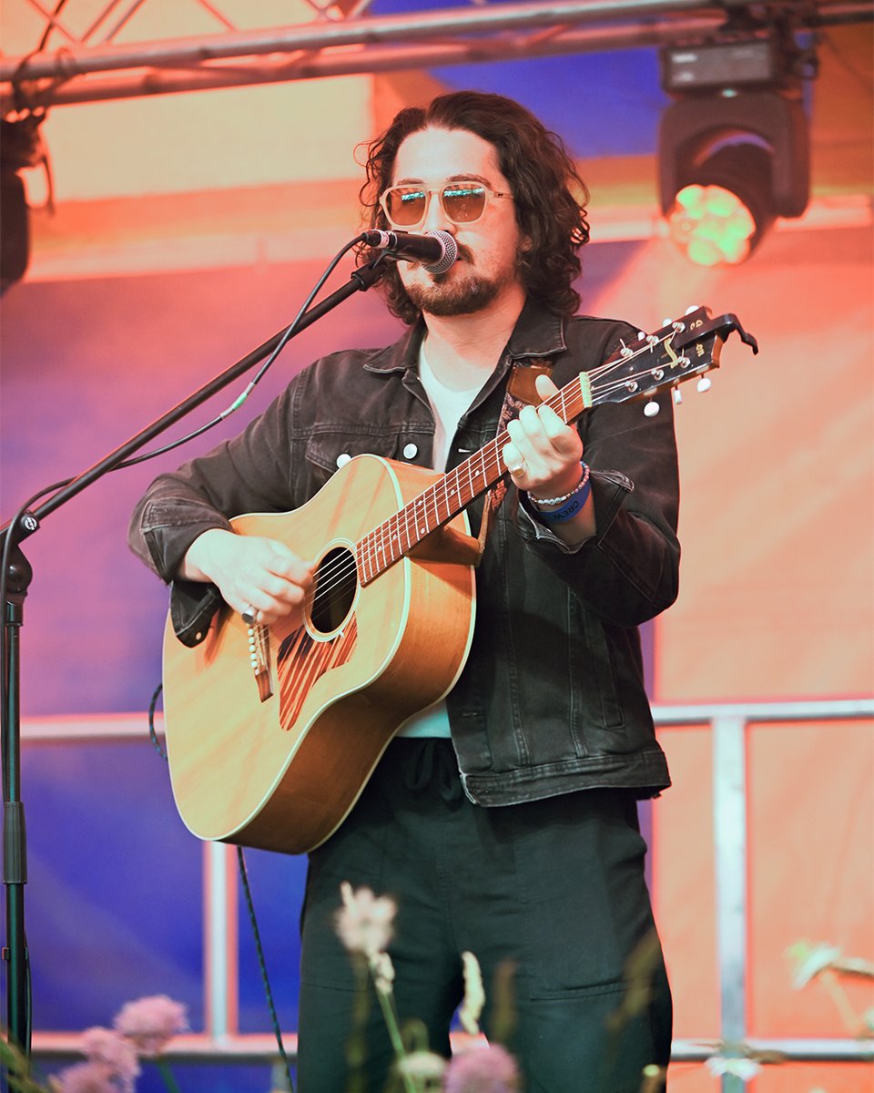 The acoustic stage was buzzing when Alex Francis stepped up with his guitar and that voice ❤️ #donnyfest