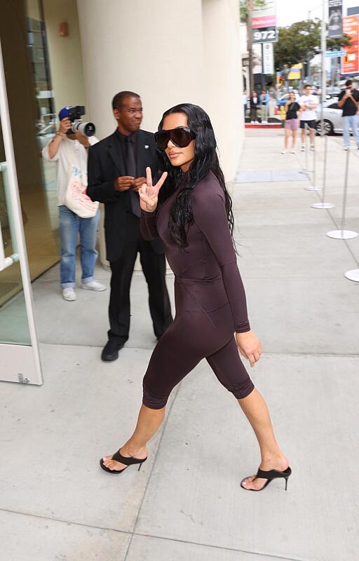 KUWTKWorld's tweet image. 📸 Kim Kardashian visiting the Skims x Nike store in Los Angeles 

kardashianworld.net/gallery/thumbn…