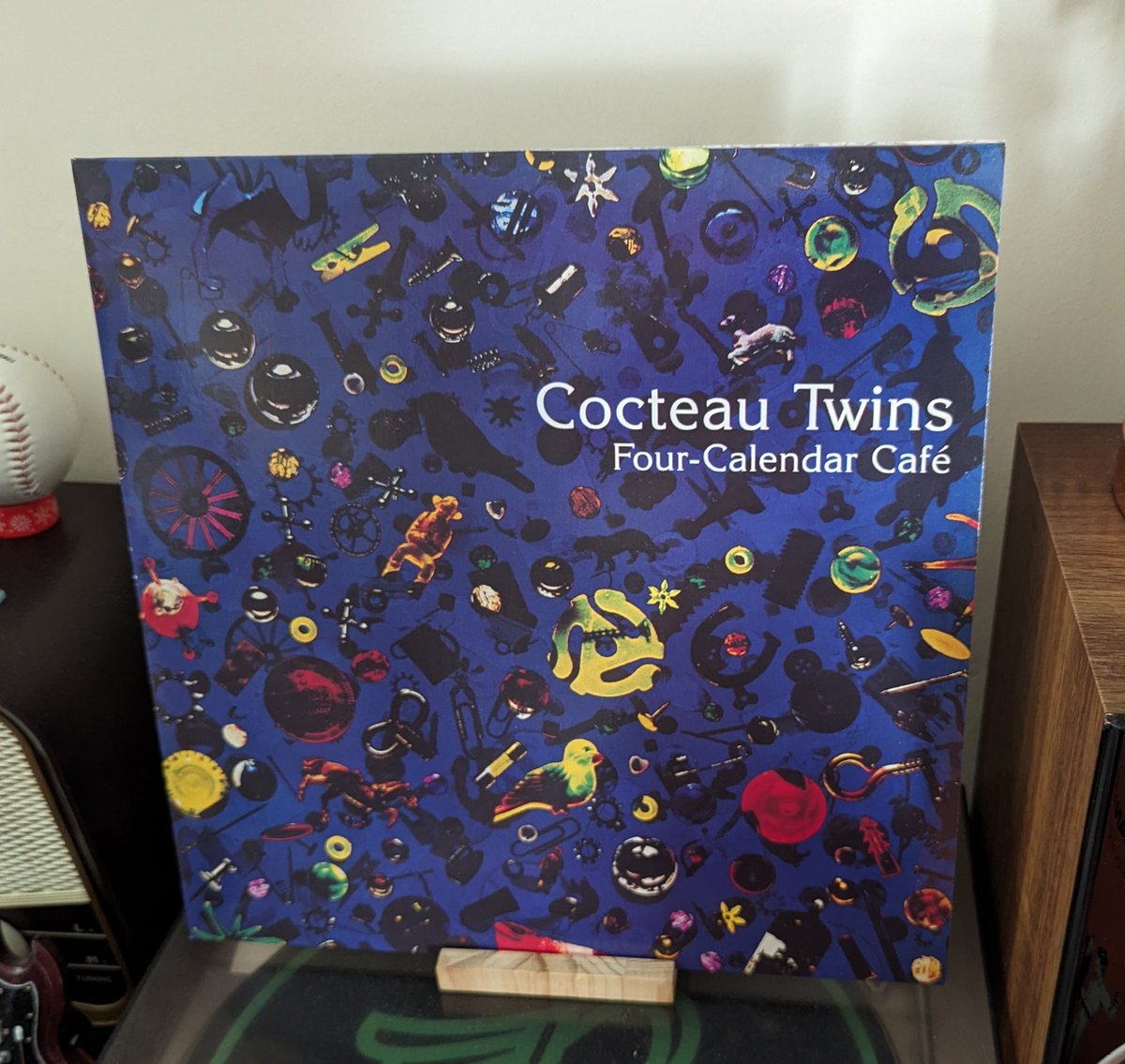 #1993AlbumsTop20 

5. Cocteau Twins - Four-Calendar Café

youtu.be/yWi89zyss2E?si…