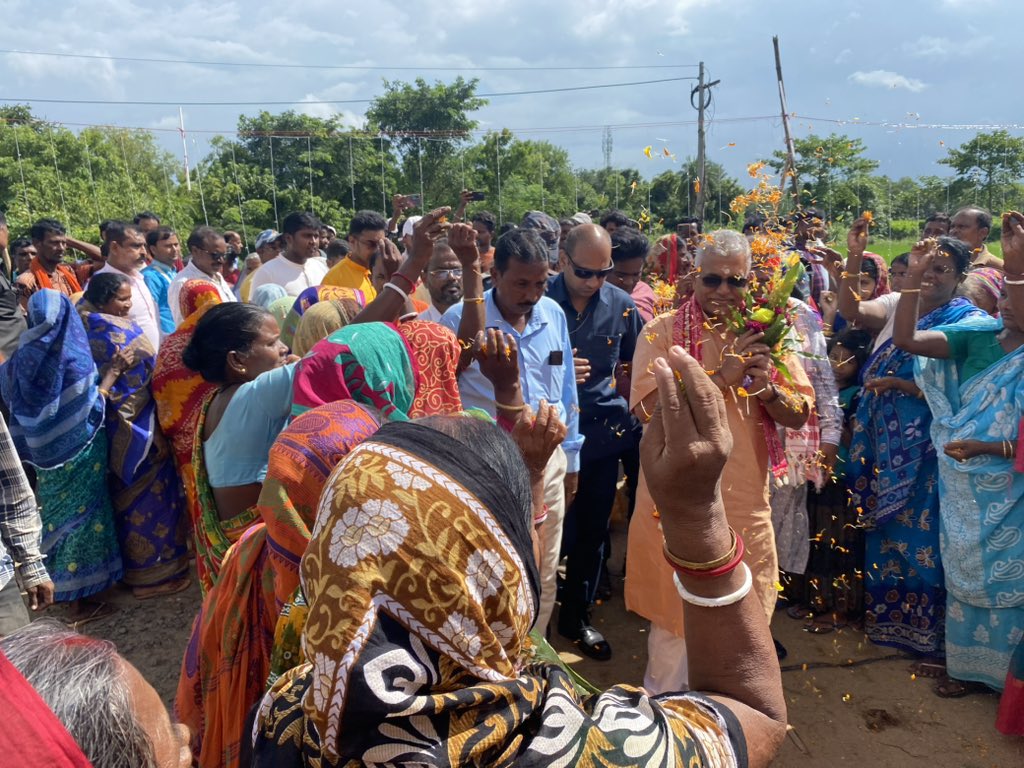 DilipGhoshBJP's tweet image. 1.1 In the village of Dhaniapara Balla in the forested Jangalmahal region of Jhargram, the Goddess arrived at the Puja pandal, descending to earth as Uma with her children. #JaiMaaDurga