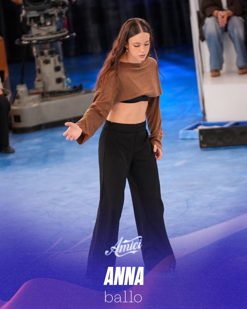 AmiciUfficiale's tweet photo. Due SÌ per Anna e per lei la maglia di #Amici25 è assicurata! Con chi sceglierà di lavorare, la maestra Peparini o il maestro Emanuel Lo? https://t.co/OOvVmxdfs5