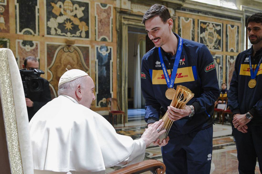 mikarinrolls's tweet photo. GIANNELLI LEADING THE ITALIAN TEAM GET THE WORLD CHAMPIONSHIP DURING TWO DIFFERENT POPES??????? 😭😭😭😭😭 https://t.co/KNzPthPYUm