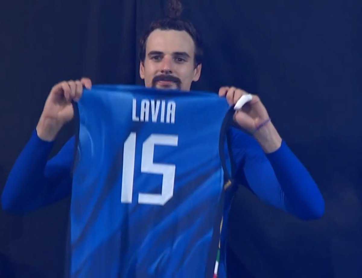C'è solo un capitano.
#SimoneGiannelli porta #DanieleLavia a sollevare quella coppa.

#italiabulgaria
#campionidelmondo
#italvolley
#mondialimanila