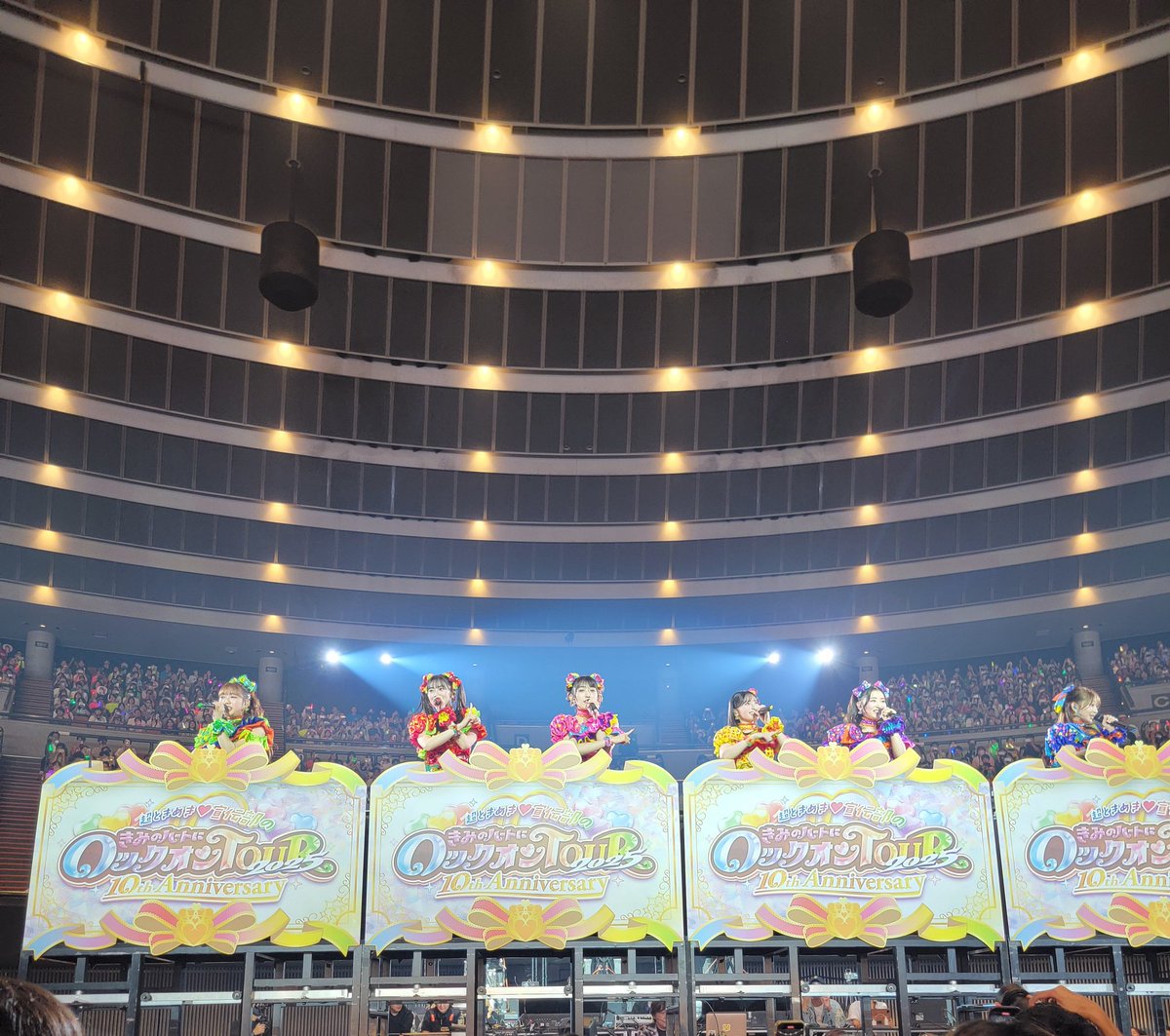 途中でトイレに行き戻ってきたらトロッコの通り道が封鎖され早々にアンコールが始まったから自分の席に戻れないハプニングが(笑)
壁に数十人の同じトイレ戻り組が並びそこで「すきっ！」を観覧!!
 まるで廊下に立たされてるみたいな疎外感(笑)面白かった😂そこでおはるからレスもらえてラッキー(笑)