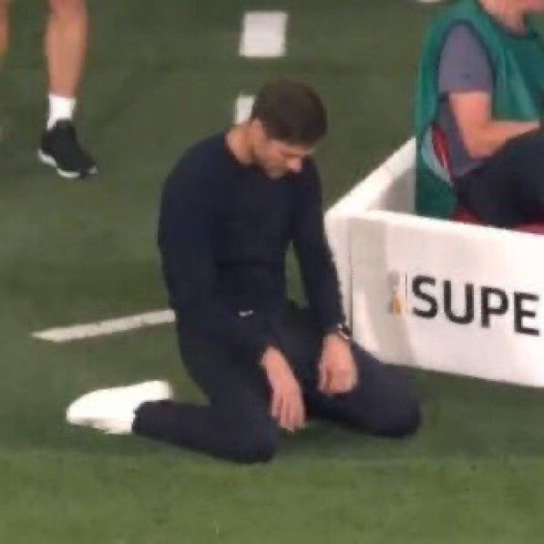 CrewsMat10's tweet image. If simeone put him in this position just imagining what Hansi flick will do to him lmao 🤣