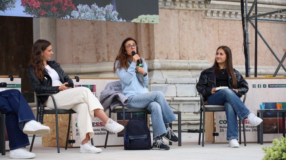 Federica: come mai il titolo "Qualcosa che brilla?"
<a href="/MichelaMarzano/">Michela Marzano</a>: il titolo è un'evidenza che è arrivato solo alla fine. Il problema che abbiamo noi è che non riusciamo a farvi brillare anche se brillate già dentro di voi. 

#FestivalFrancescano2025 
#ilcanticodelleconnessioni