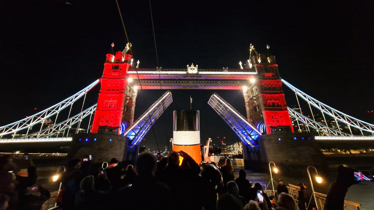 Paddle Steamer Waverley passing through Tower Bridge 🌉🌉 last night. 

<a href="/TowerOfLondon/">The Tower of London</a> <a href="/TowerBridge/">Tower Bridge</a> <a href="/PS_Waverley/">Paddle Steamer Waverley</a> #thames #London