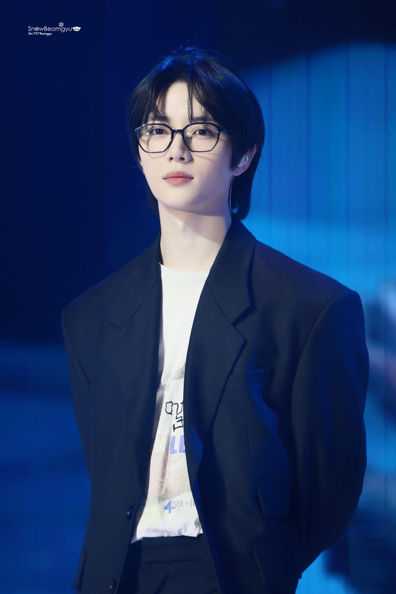 beomgyv's tweet photo. @Arcdhen @illitsminju Menatap para Pawrents sambil tersenyum bangga, lalu pandangannya beralih kepada teman-teman Meowers yang juga sedang menatapnya. "Dan untuk para Meowers. Terima kasih udah bertahan sampai akhir dan menjadi teman se-perkucingan me aku" https://t.co/D6G9oBcwGy