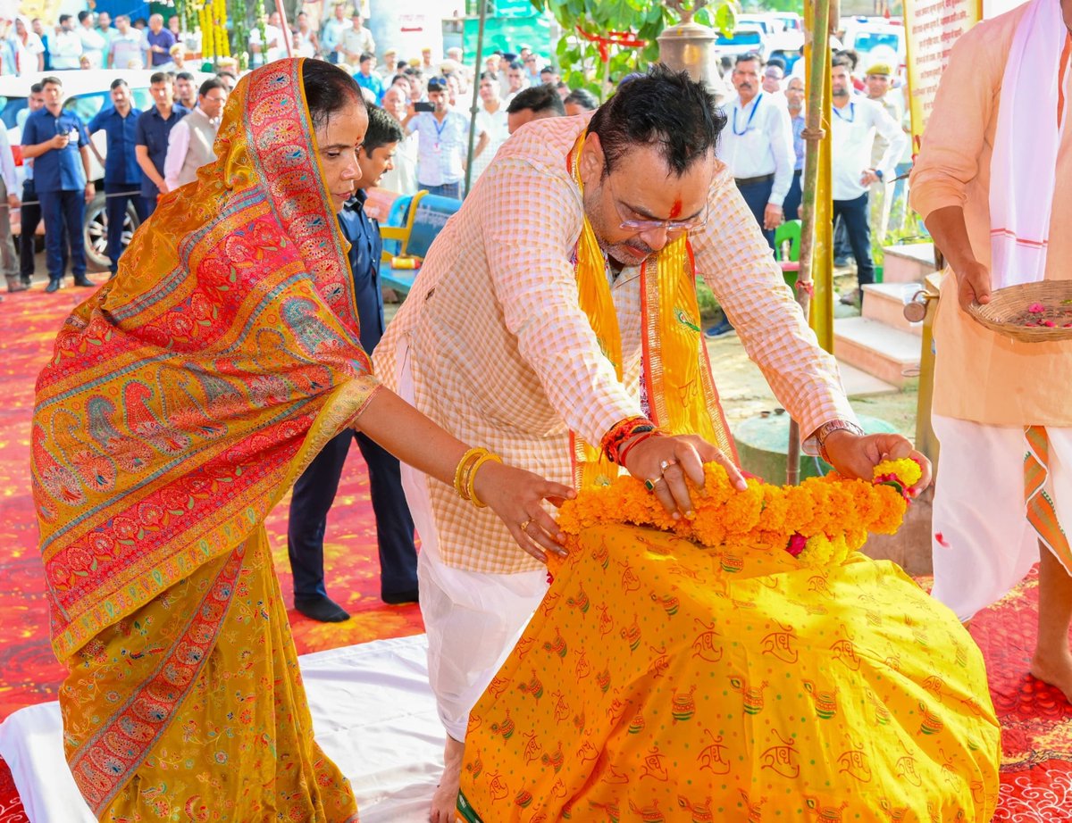 डीग स्थित पूंछरी का लौठा में श्रीनाथ जी मंदिर में सपत्नीक प्रभु के पूर्ण विधि-विधान से पूजन-अर्चन कर सभी प्रदेशवासियों की सुख-समृद्धि, उत्तम स्वास्थ्य और निरंतर खुशहाली हेतु मंगलकामना की।

साथ ही, मुकुट मुखारबिंद पर श्री गिरिराज जी का दुग्धाभिषेक कर लोकमंगल के लिए प्रार्थना की।