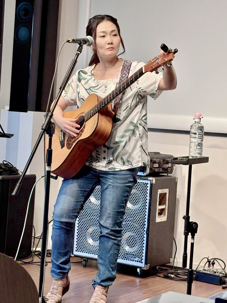tk90510731384's tweet photo. 2025.9.28 玉泉山 安国院 with 橘Galleryにて、達見恵さんステージ①
#達見恵
#Misky
#SEAEXPRESS
#ポップンミュージック
#いちかわミュージック・パーク　　
#IMP
#市川市 https://t.co/0aRAFfWTHr