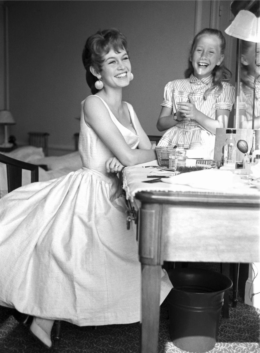 Je vous souhaite un très Bel Anniversaire <a href="/brigitte_bardot/">Brigitte Bardot</a> ! 🤍

Brigitte Bardot et Brigitte Fossey photographiées par Jack Garofalo au Festival de Cannes, 1955