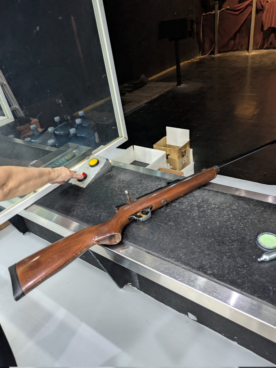 1911Rainbow's tweet photo. 今日も台湾のシューティングレンジで撃ってきました。今日はボルトアクションのエアライフル。弾はペレットタイプ。この距離で10点以外に着弾してしまうとは……まだまだ修行が足りませんね。 https://t.co/KwuJ7Z6N3m
