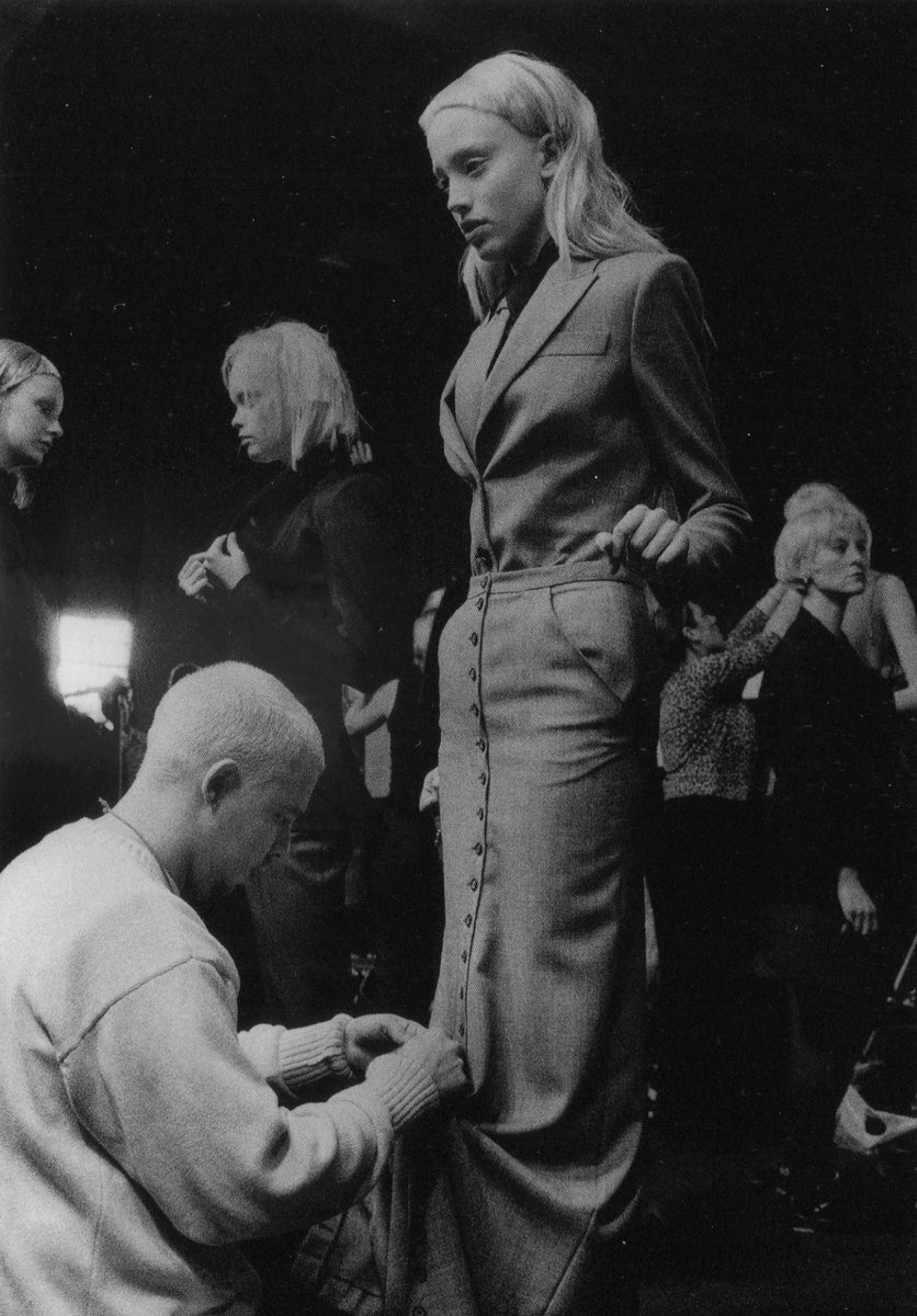 aiduxia's tweet photo. Alexander McQueen backstage at his Fall/Winter 1999–00 "Joan" show. https://t.co/umIFgqSN8t