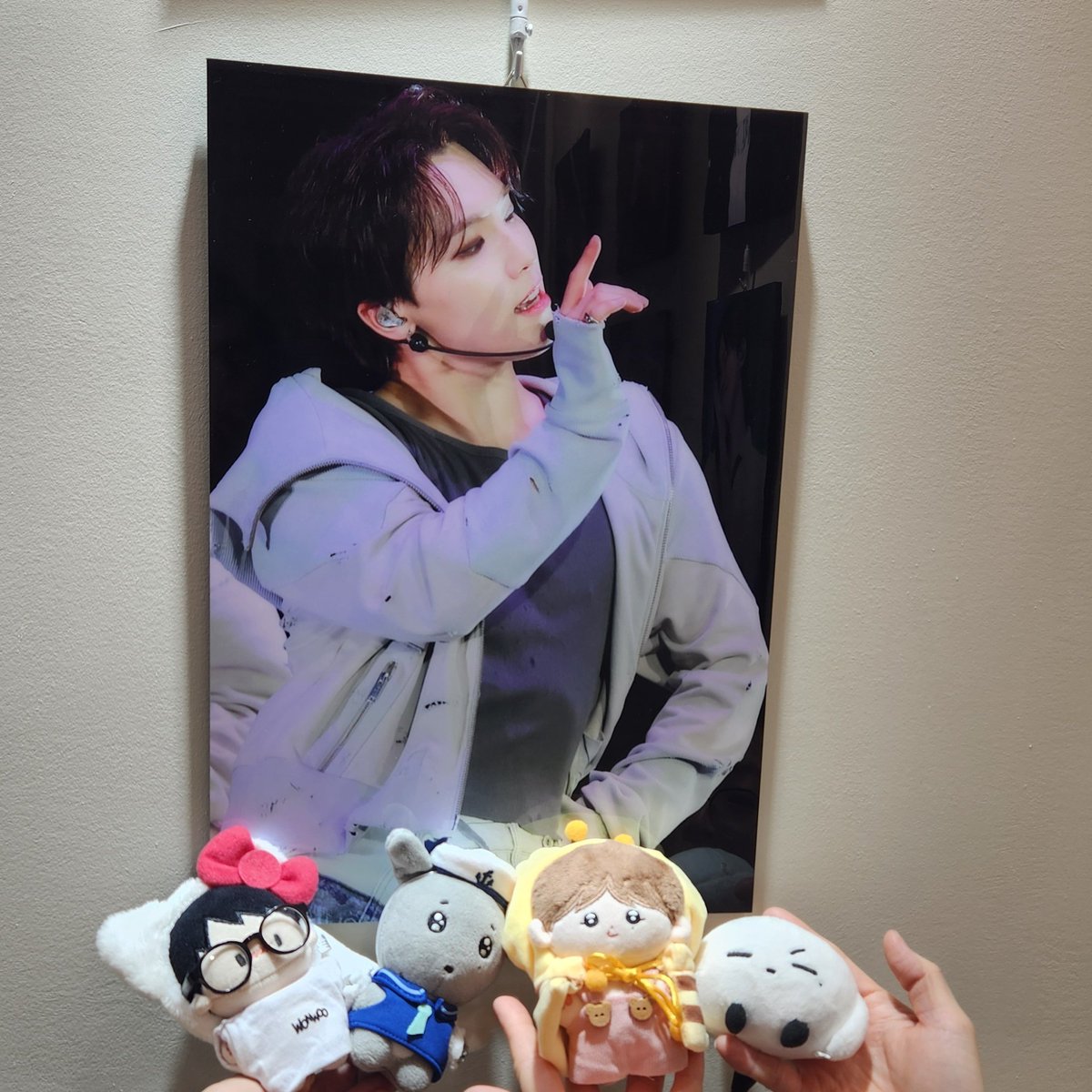 밀린 일기 모두 제쳐두고 이게 제일 먼저야
끝내주는 주말을 보냈기 때문이지✨️

이형제를 보러 온 많은 캐러뜰 속에
내가 앉을 곳은 내가 정해! 하는
테토(?)같은 마음으로 간이의자를 가져다앉아
이형제를 마주하며 마음이 웅장해지다
어쩜 이리..🫠
#이형제의_손을_잡고_어디든지_GO_GO
#HoLEEday