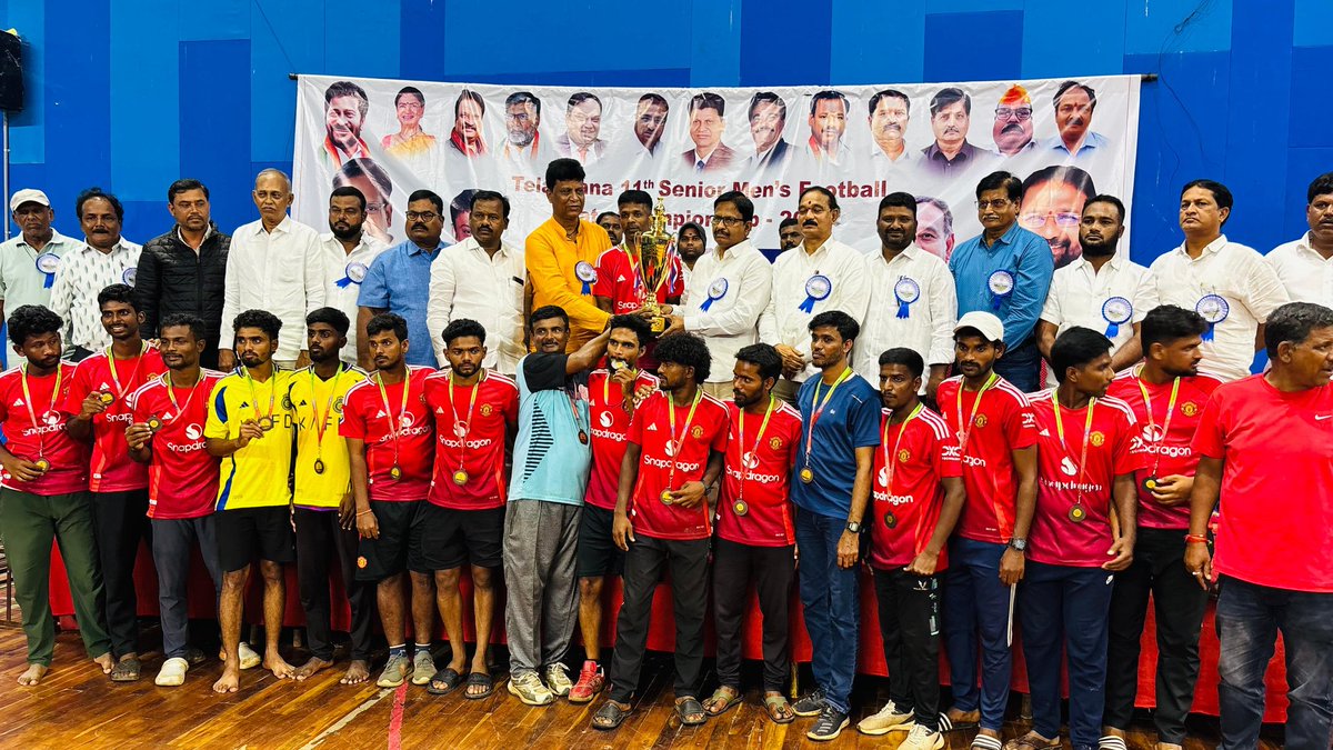 palamuru's tweet image. మహబూబ్ నగర్ లో 11వ రాష్ట్ర స్థాయి సీనియర్ ఫుట్‌బాల్ టోర్నమెంట్‌లో పాల్గొని, విజేతలకు అభినందనలు! 🏆⚽ మహబూబ్ నగర్‌ను క్రీడా కేంద్రంగా అభివృద్ధి చేద్దాం. 💪

#Mahabubnagar #Football #SportsDevelopment #YouthPower #MLAActivities