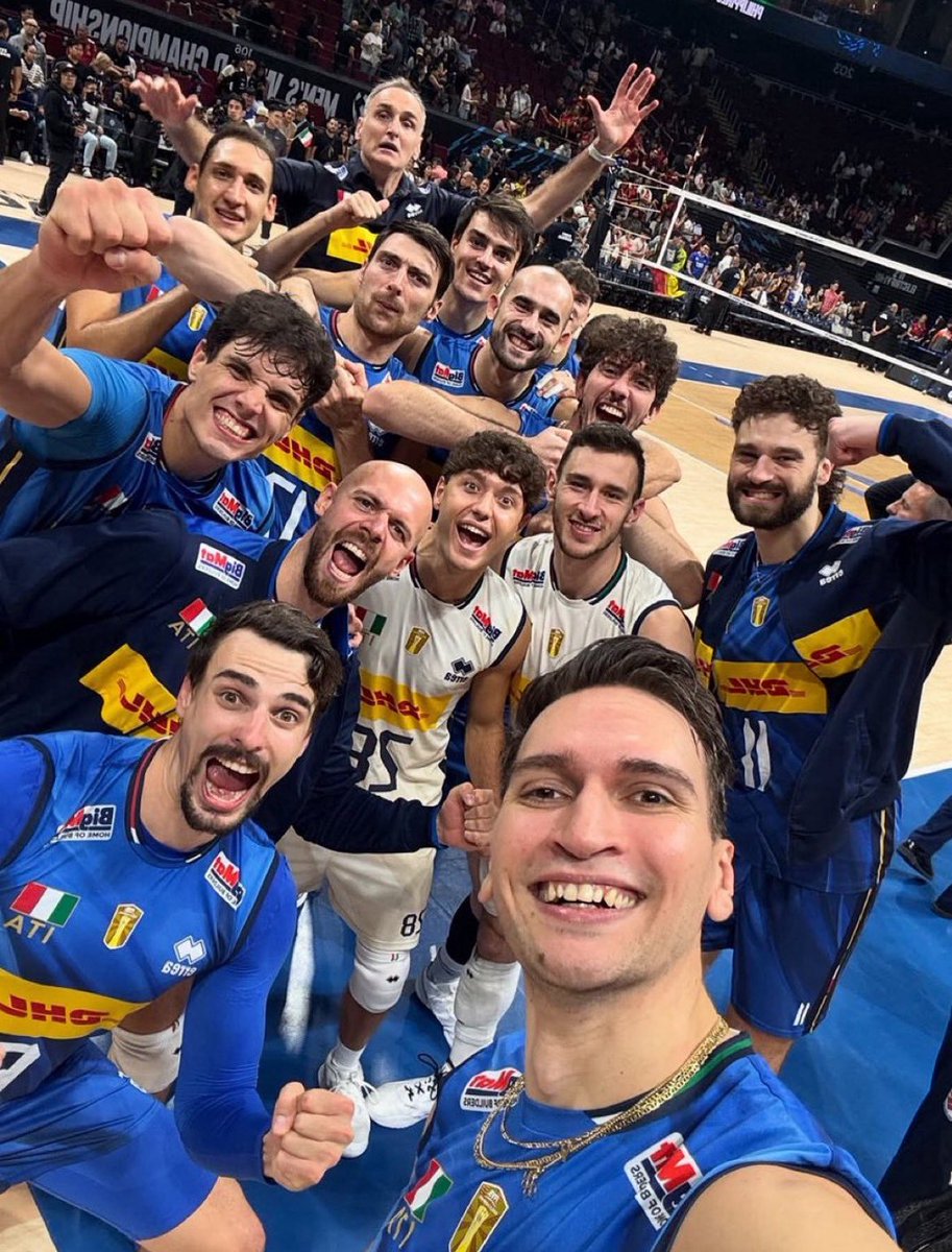 I CAMPIONI DEL MONDO SIAMO NOI!

Dopo l’Italia femminile, anche il volley maschile è sul tetto del mondo della pallavolo 👏🏼 #italvolley