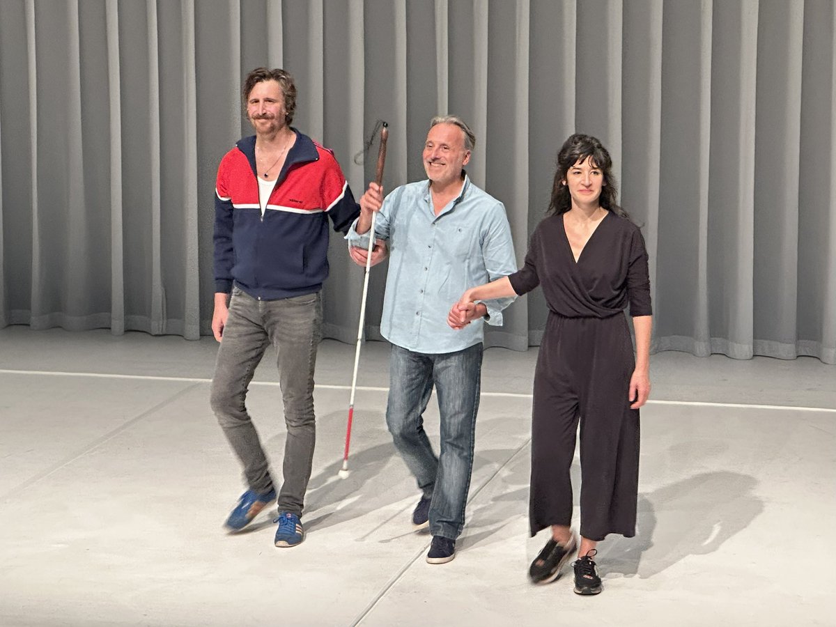 Interesante propuesta, #LaVieInvisible, <a href="/teatrelliure/">Teatre Lliure</a>, para ver cómo muta una propuesta escénica con la interacción y la escucha mutua. Y qué emocionante viaje desde la percepción de la realidad desde la ceguera hasta cómo puede revisarsela percepción vital del padre. #teatrerxs