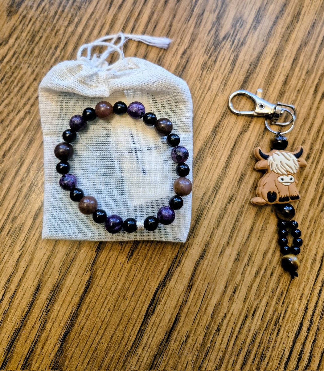 look what mom got from <a href="/livewellian/">May and Fionn - The Rescue Hounds</a>!
jealous? 😁