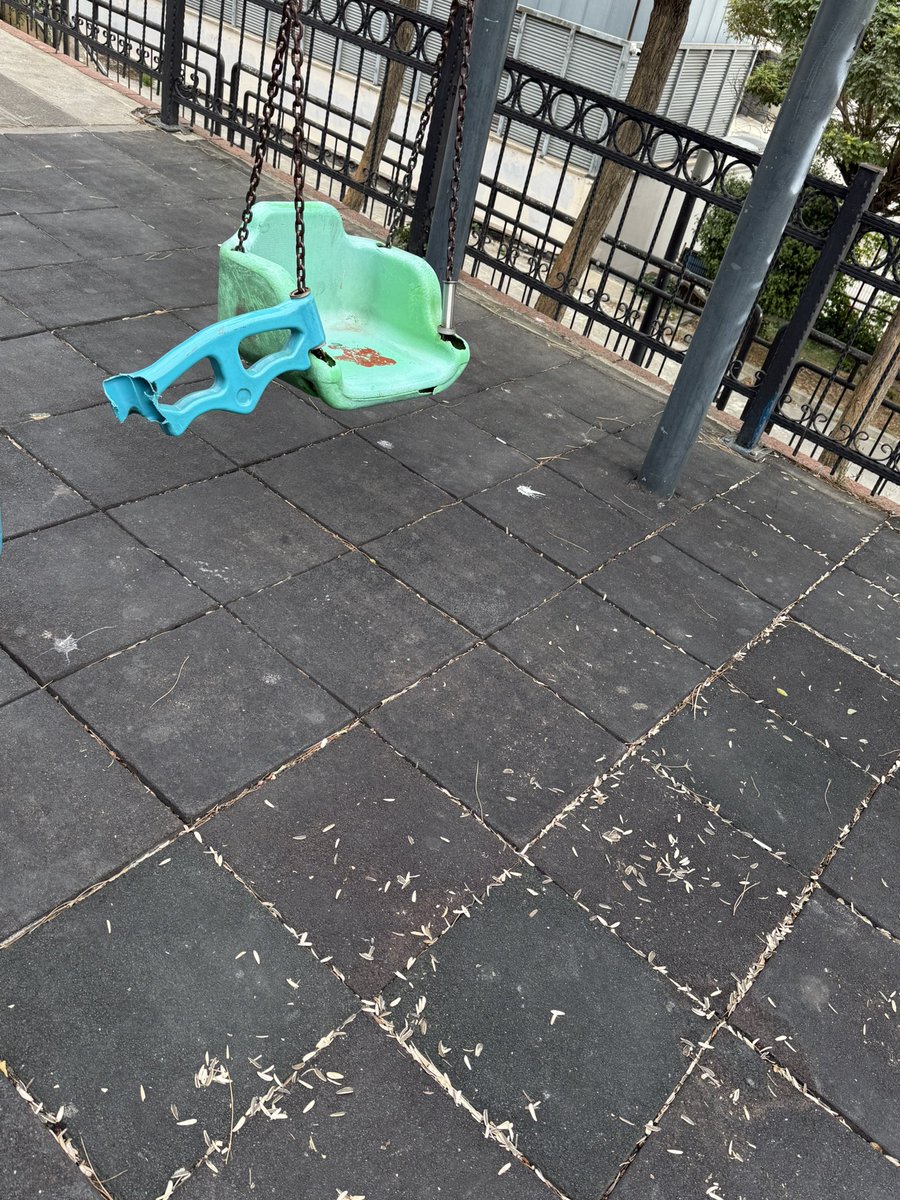 eminegnaydin's tweet photo. Burası Ümraniye belediyesine ait Atakent Muhtarlık Parkı, muhtarlığın hemen arkası. Kızımızı parka götürelim dedik karşılaştığımız manzara bu, her yer leş gibi, salıncaklar kırık dökük çocuklar burda nasıl oynayacak bu mu belediyecilik ? @umraniyebeltr https://t.co/97zFAs8XEn