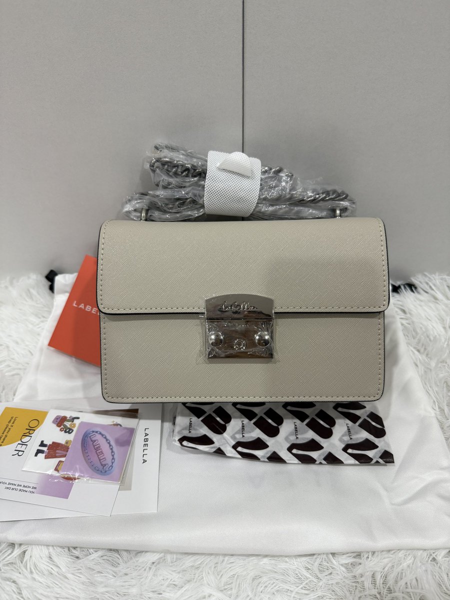 PPeachiu's tweet photo. Labella size m สีivory สภาพใหม่มากยังไม่แกะซีลสายกระเป๋า ไม่มีตำหนิเลยค่า ใช้ได้ยาวๆ 
อุปกรณ์:ครบ ขาดกล่อง 
1,200.-ค่าส่ง40
#ส่งต่อlabella https://t.co/Y93bhtPGtp